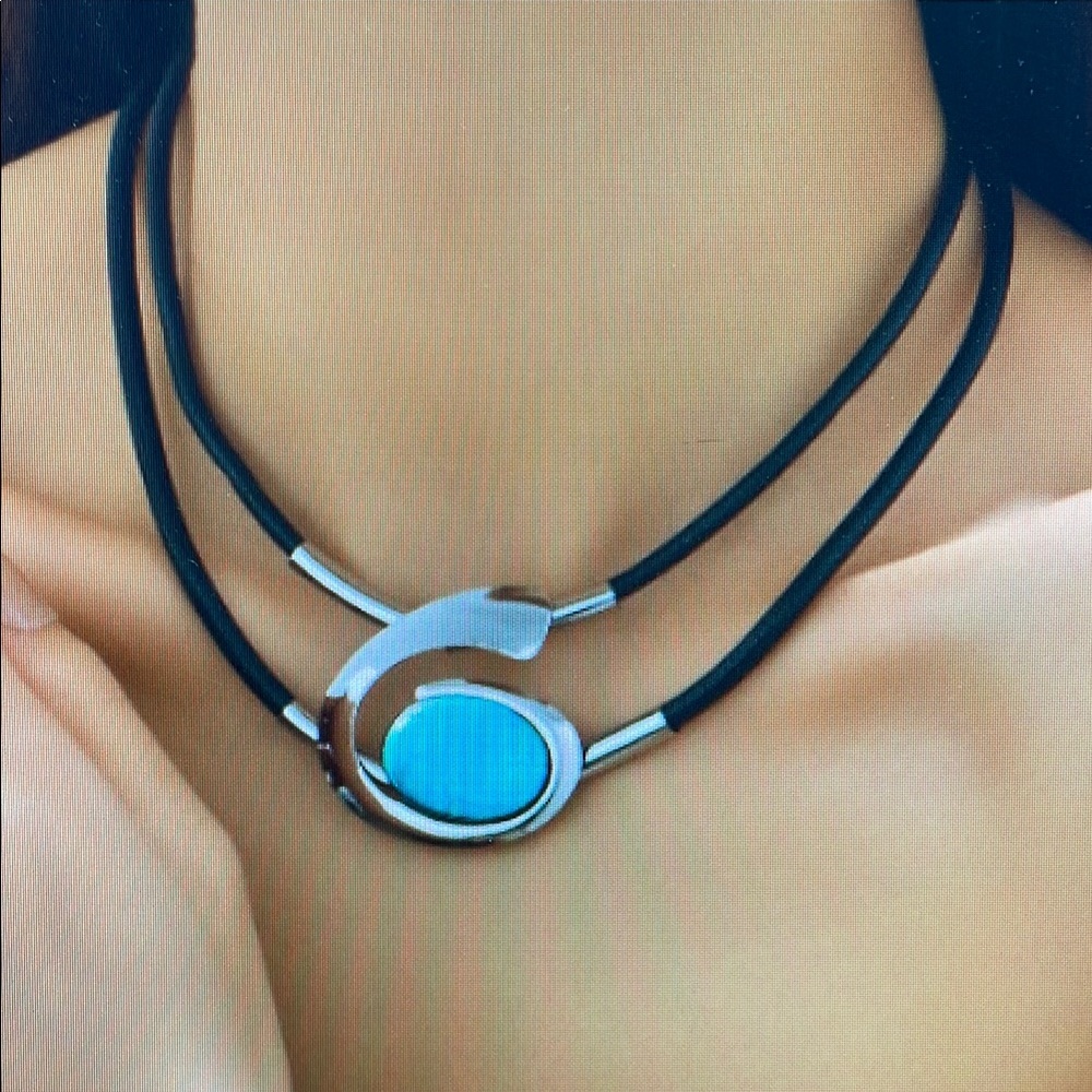 Elegant Silver and Blue Pendant Necklace